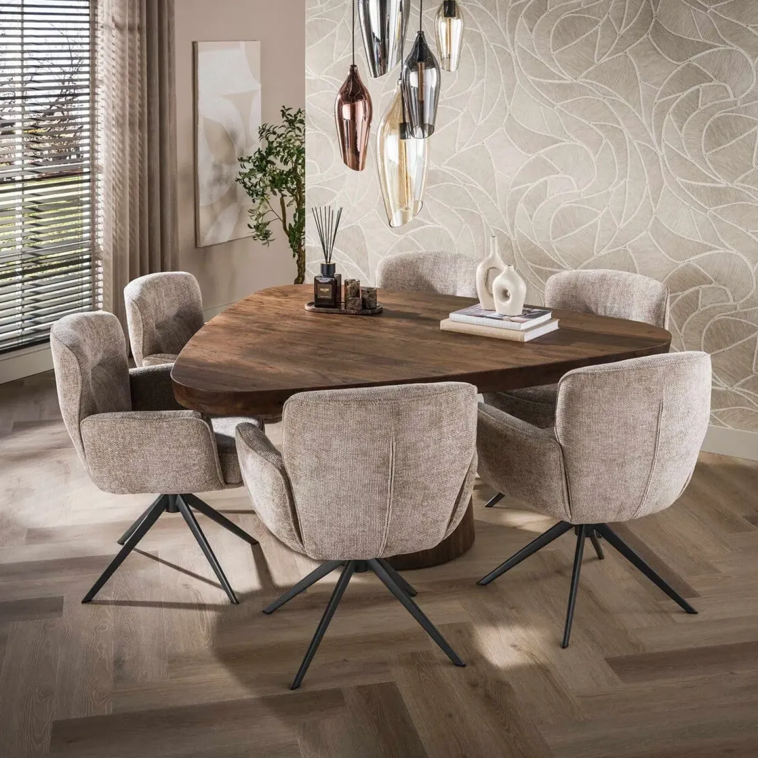 Kalfort Eettafels|Andreas Eettafel driehoekig Acaciahout 165cm