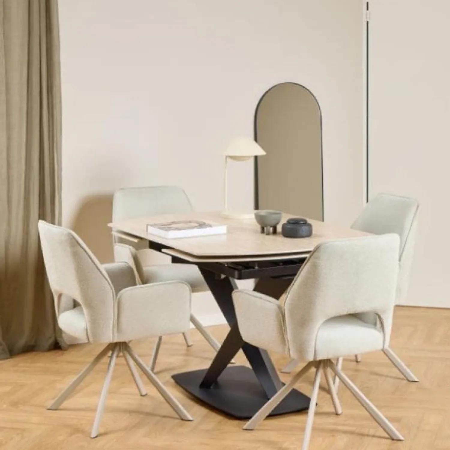 Nordhavn Eetkamerstoelen|Bella Eetkamerstoel beige met beige onderstel