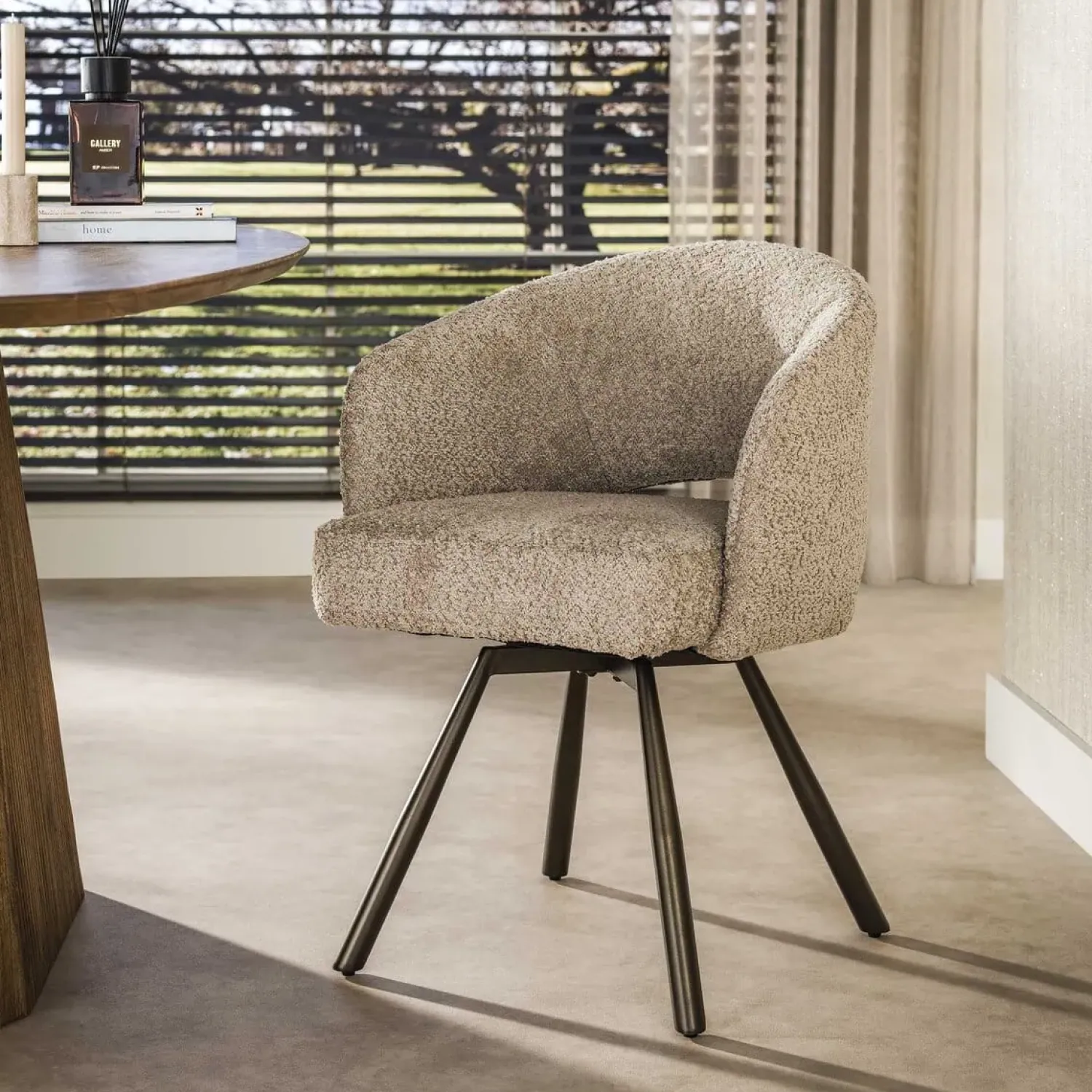 Kalfort Eetkamerstoelen|Boca Armstoel Draaibaar Bouclé Zand-bruin