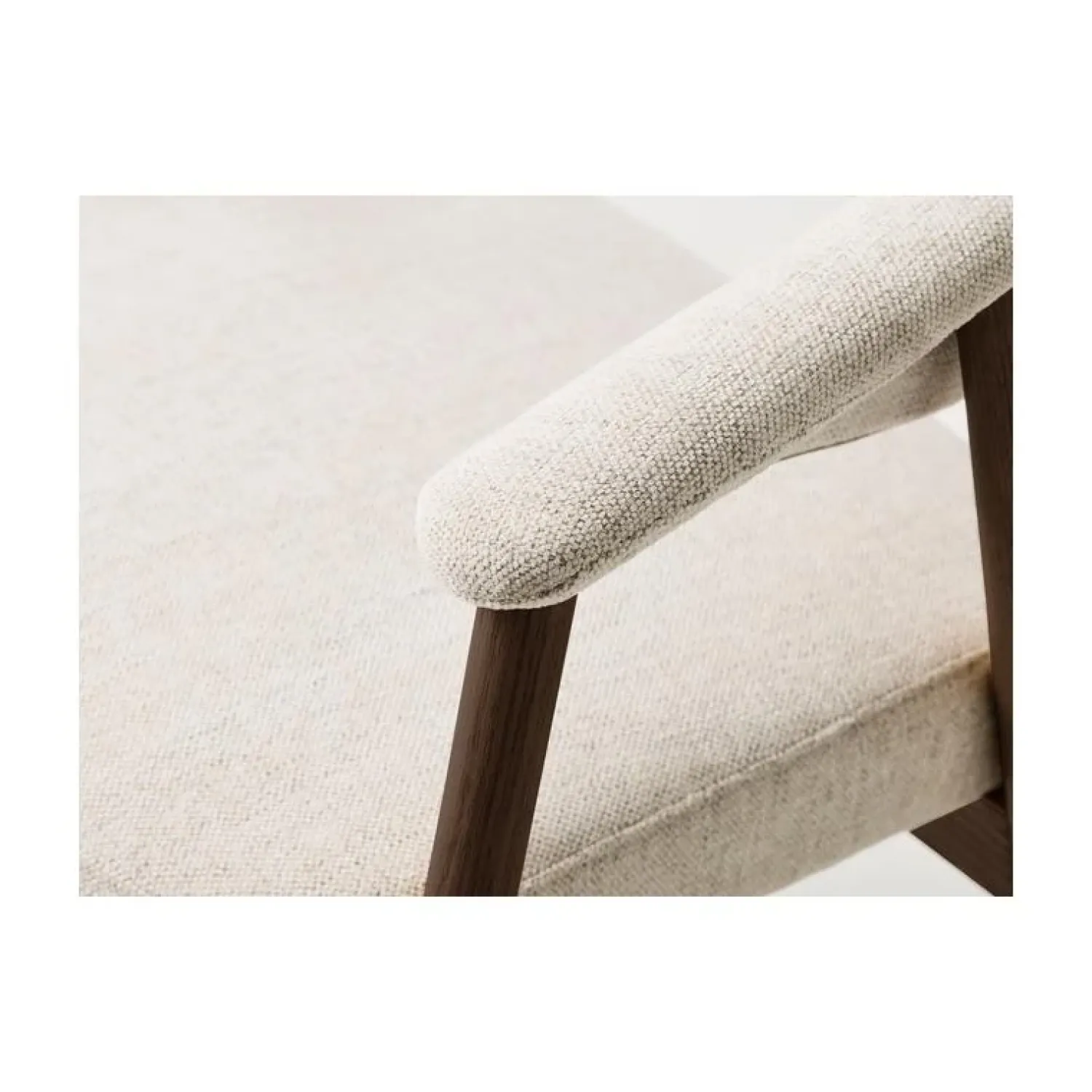 LykkeHome Eetkamerstoelen|Eliza Eetkamerstoel zand met walnoot poot