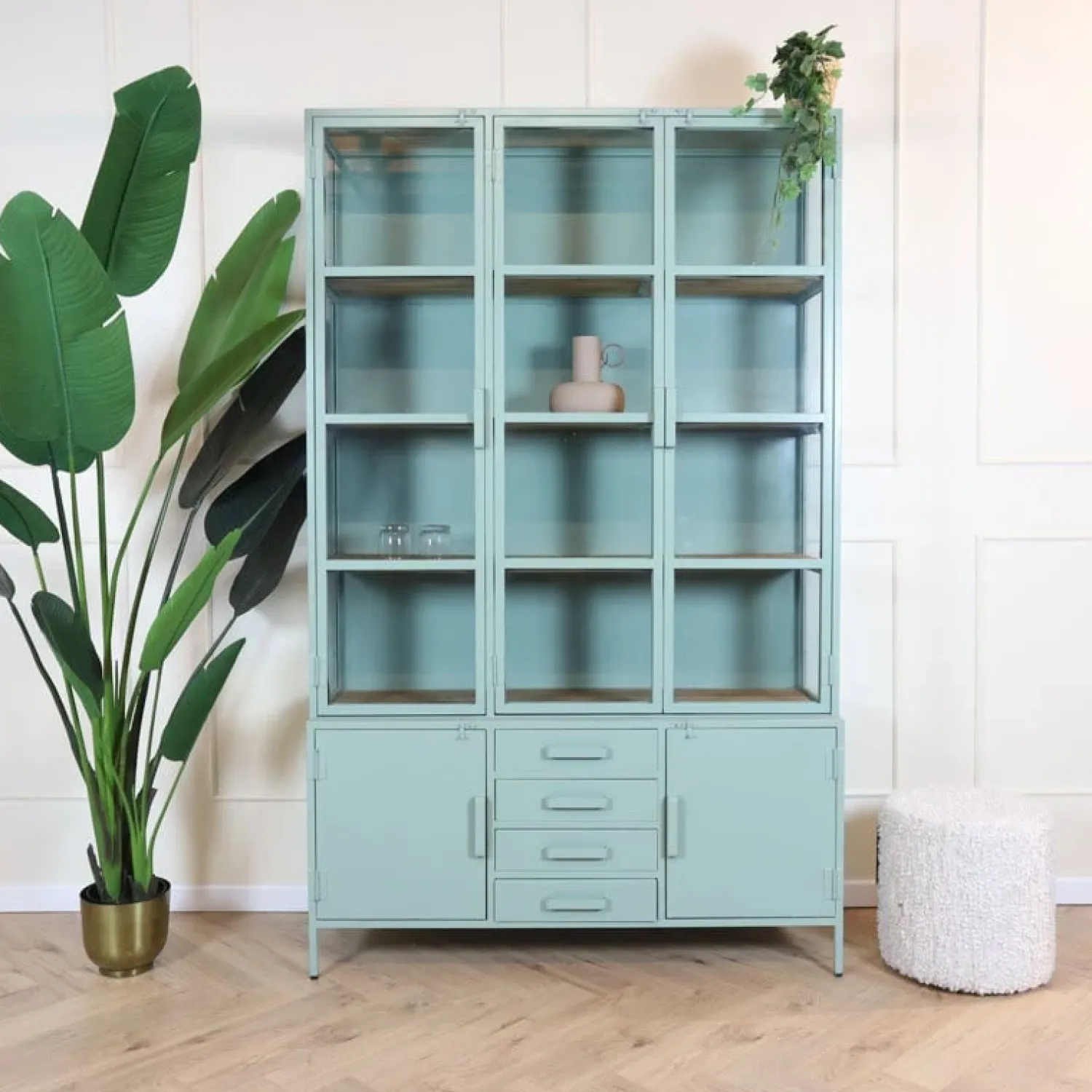 Cavetown Vitrinekasten|Industriele Kasten|Figue vitrinekast hoog olijfgroen houten planken 136cm
