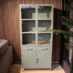 Cavetown Vitrinekasten|Industriele Kasten|Figue vitrinekast industrieel olijfgroen / houten planken 90cm