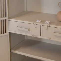 Cavetown Vitrinekasten|Industriele Kasten|Figue vitrinekast industrieel taupe binnenkant 90cm