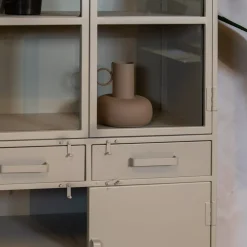 Cavetown Vitrinekasten|Industriele Kasten|Figue vitrinekast industrieel taupe binnenkant 90cm