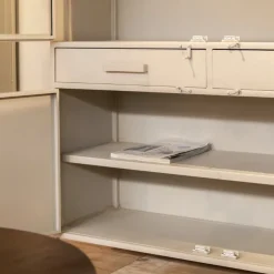 Cavetown Vitrinekasten|Industriele Kasten|Figue vitrinekast industrieel taupe binnenkant 120cm