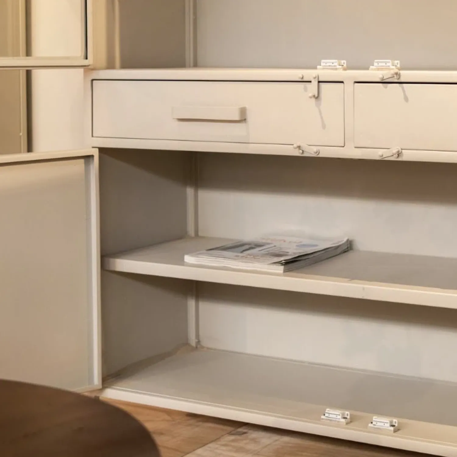 Cavetown Vitrinekasten|Industriele Kasten|Figue vitrinekast industrieel taupe binnenkant 120cm
