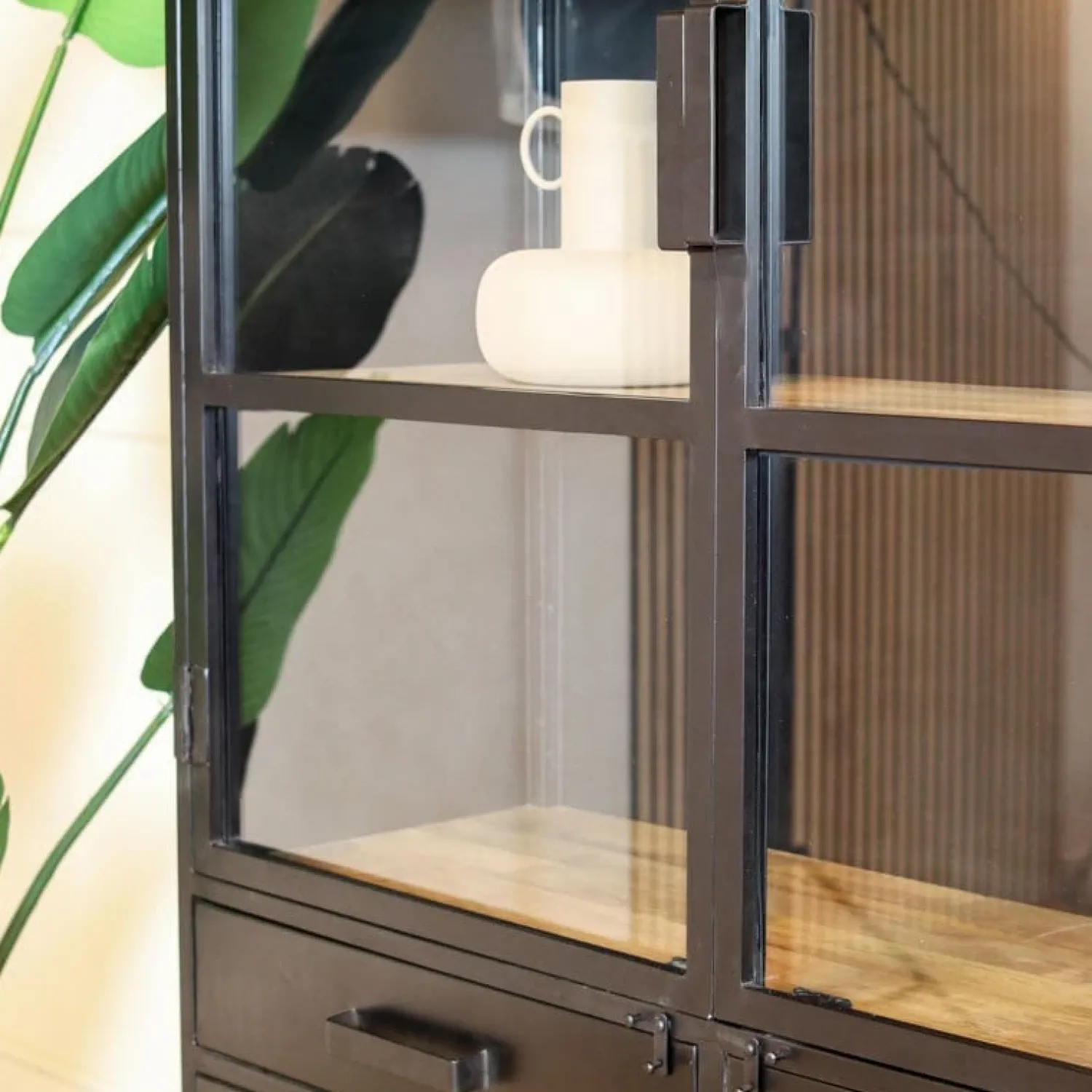 Cavetown Vitrinekasten|Industriele Kasten|Figue vitrinekast industrieel zwart houten planken 120cm