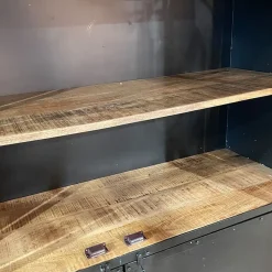 Cavetown Vitrinekasten|Industriele Kasten|Figue vitrinekast industrieel zwart houten planken 120cm