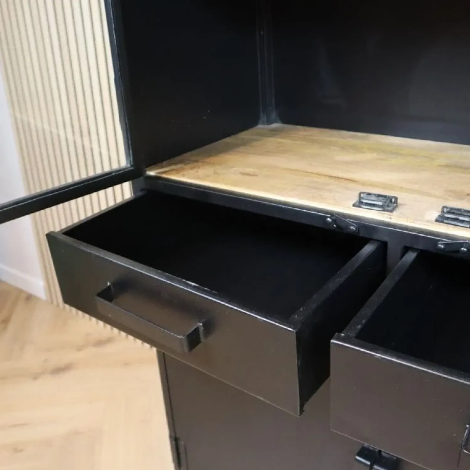 Cavetown Vitrinekasten|Industriele Kasten|Figue vitrinekast industrieel zwart / houten planken 90cm