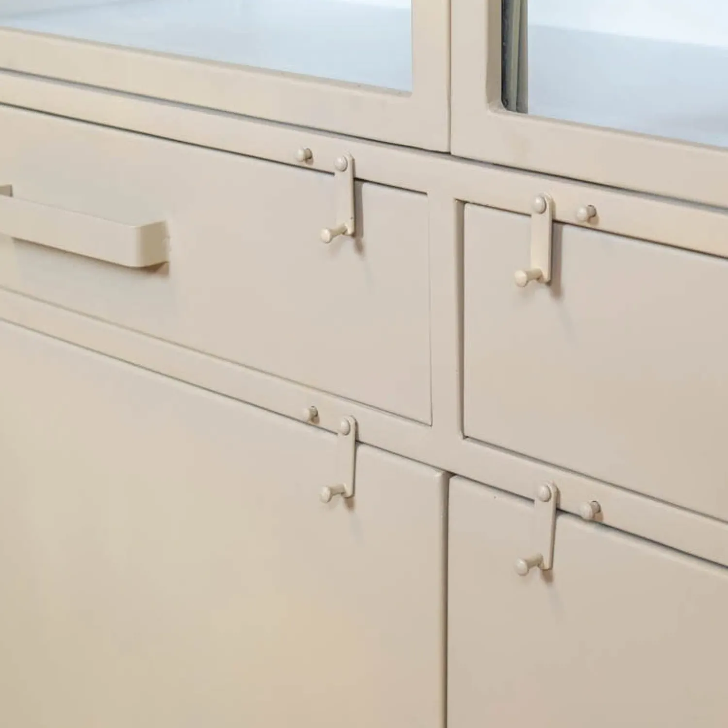 Cavetown Vitrinekasten|Industriele Kasten|Figue vitrinekast industrieel taupe 120cm