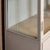 Cavetown Vitrinekasten|Industriele Kasten|Figue vitrinekast industrieel taupe binnenkant zijkant glas 120cm