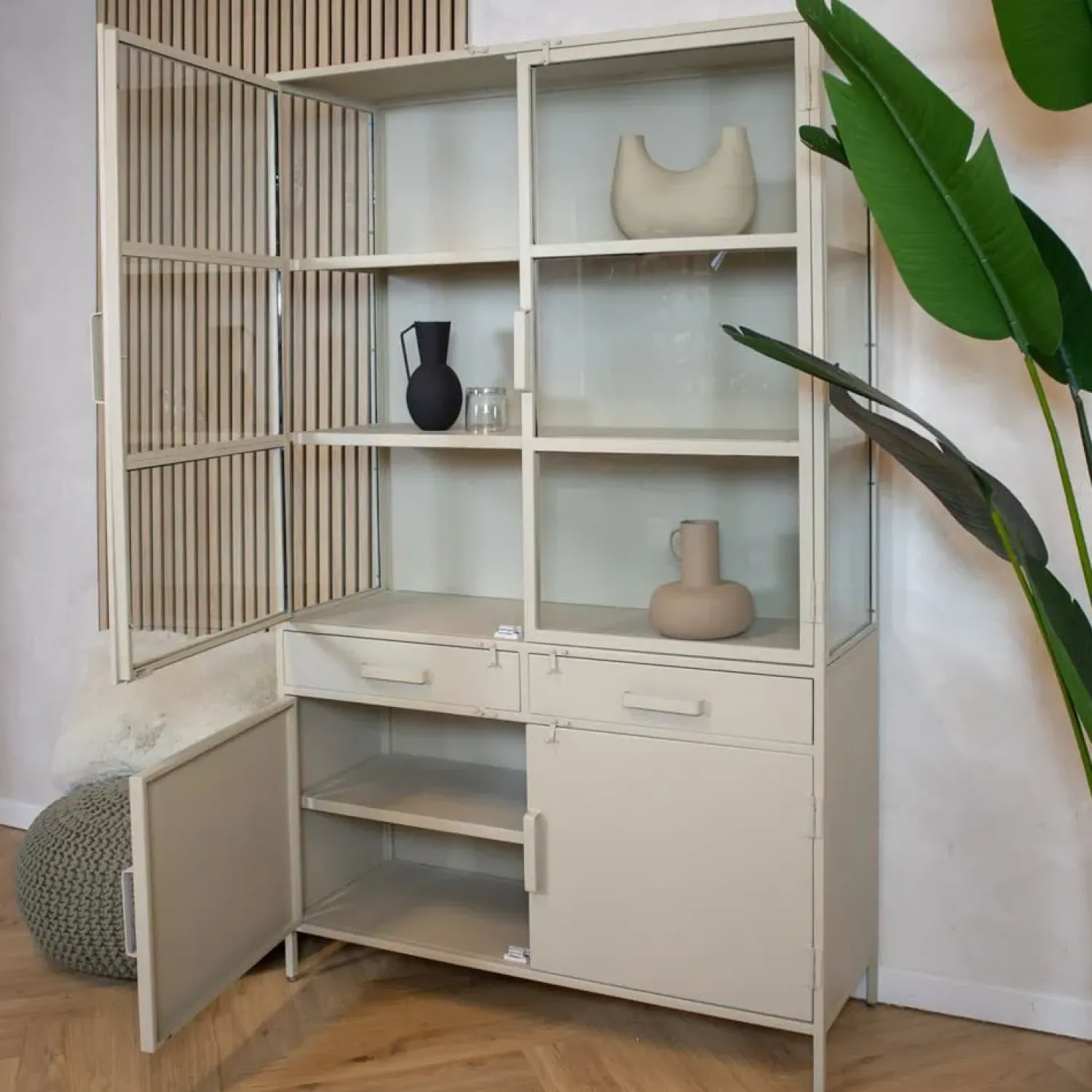 Cavetown Vitrinekasten|Industriele Kasten|Figue vitrinekast industrieel taupe binnenkant zijkant glas 120cm