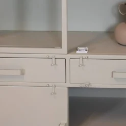 Cavetown Vitrinekasten|Industriele Kasten|Figue vitrinekast industrieel taupe binnenkant zijkant glas 120cm
