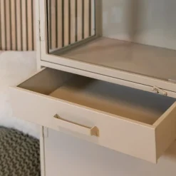 Cavetown Vitrinekasten|Industriele Kasten|Figue vitrinekast industrieel taupe binnenkant zijkant glas 120cm