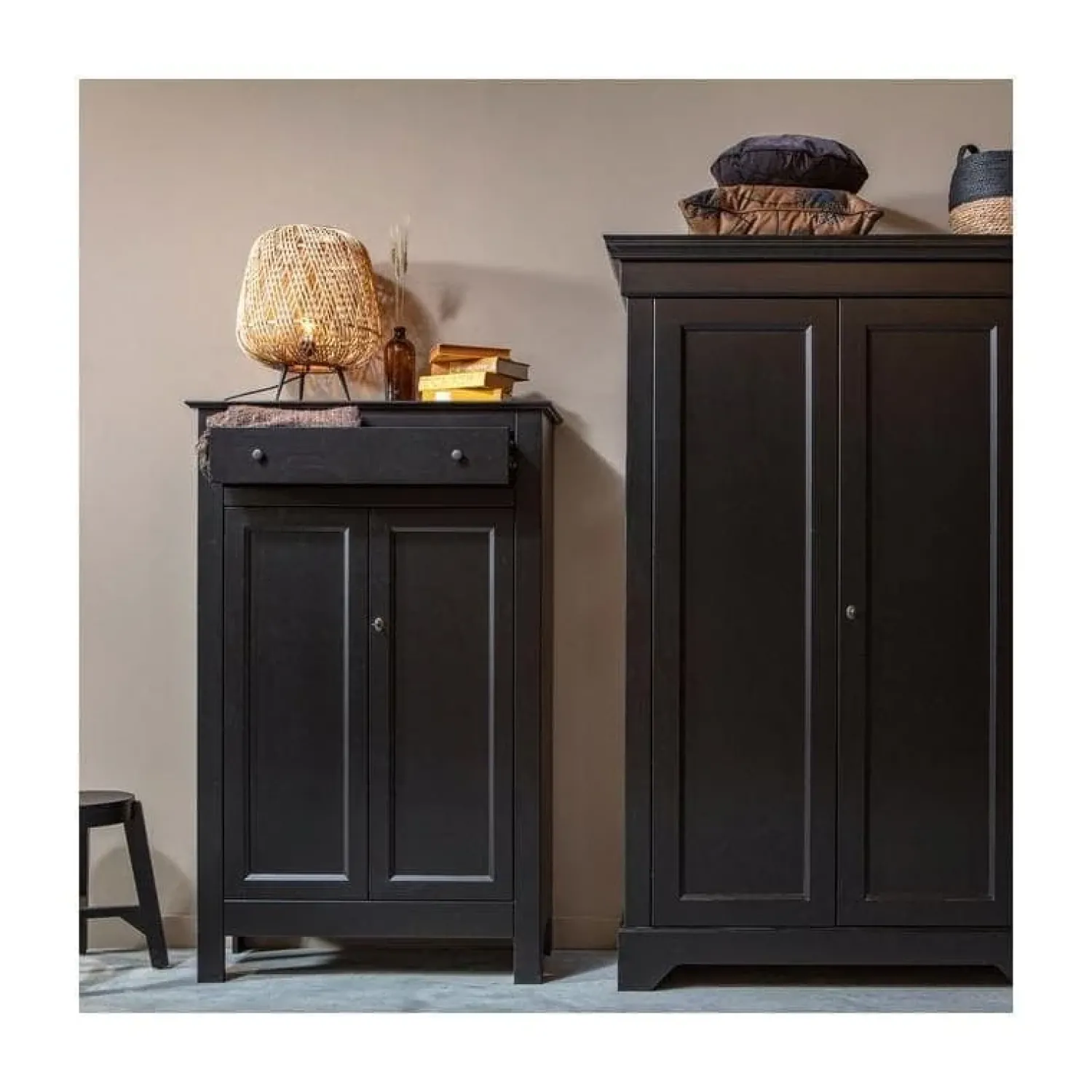 WOOOD Vitrinekasten|Industriele Kasten|Isabel Brocante kast grenen zwart 118cm