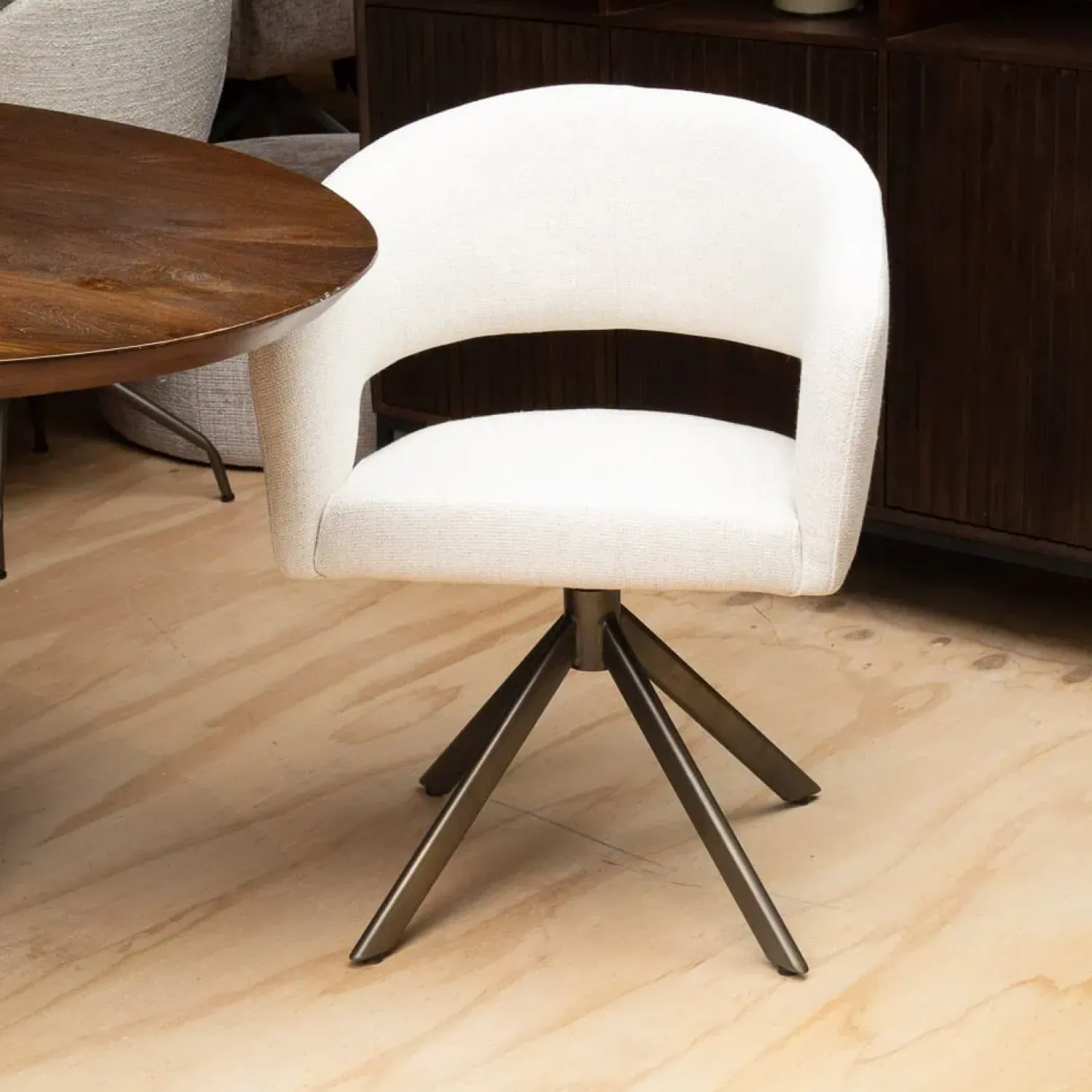 Vellori Design Eetkamerstoelen|Kanda Eetkamerstoel - tyler cream 11 Venus 360 anodic bruin