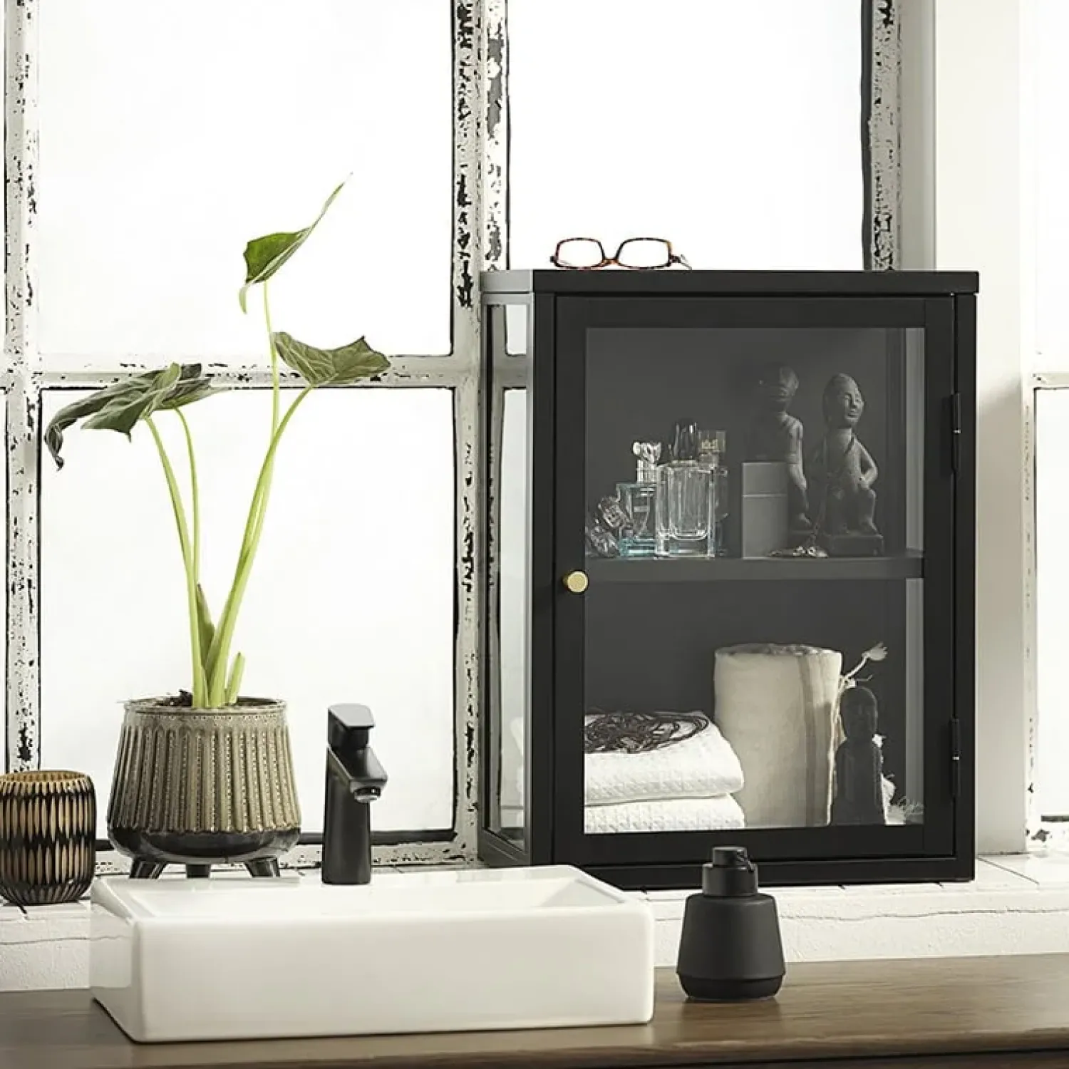 LykkeHome Boekenkasten|Vakkenkasten|Kaya 1 deurs wandkast zwart metaal 60cm