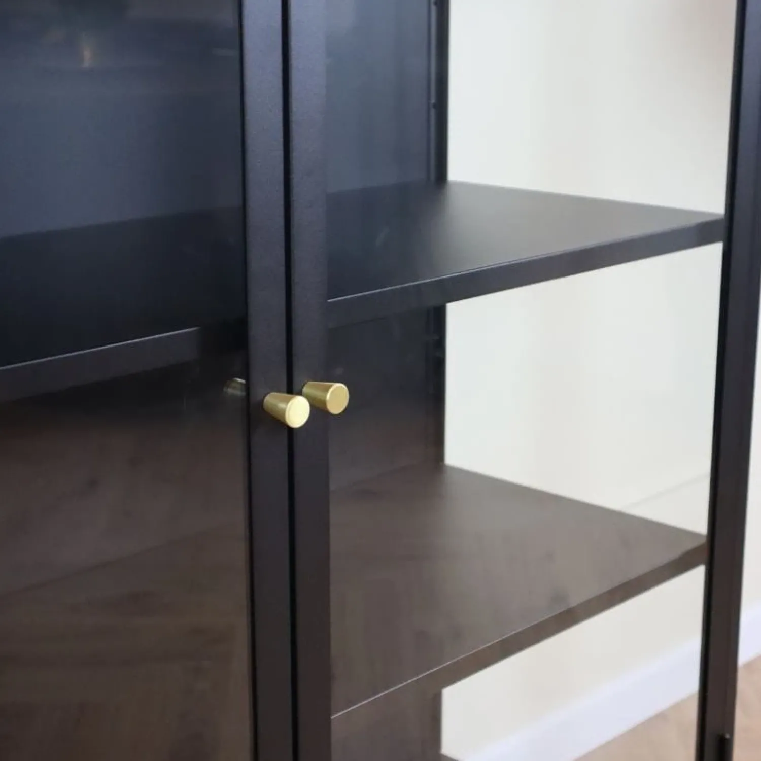 LykkeHome Boekenkasten|Vakkenkasten|Kaya vitrinekast zwart metaal 110cm