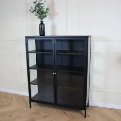 LykkeHome Boekenkasten|Vakkenkasten|Kaya vitrinekast zwart metaal 110cm