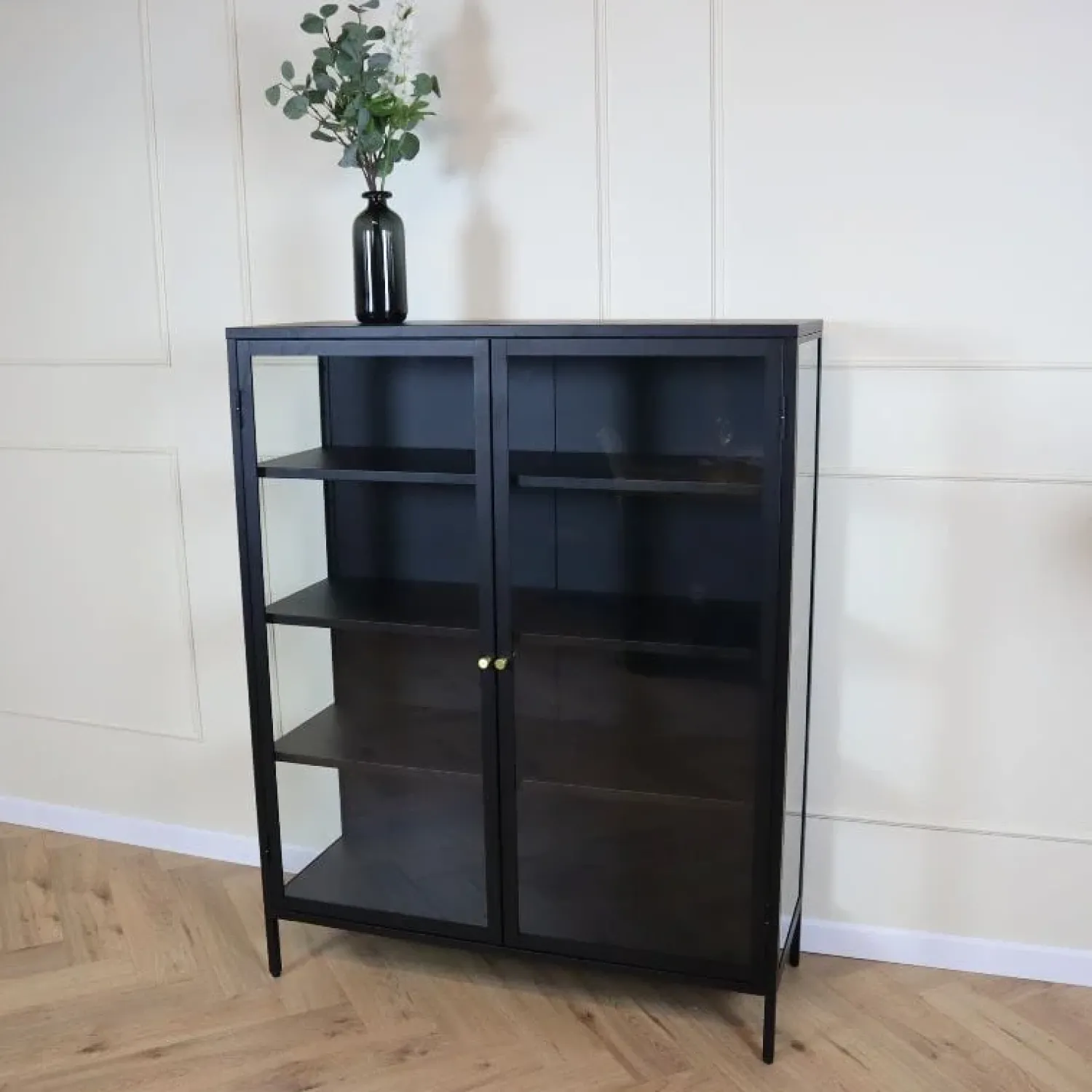 LykkeHome Boekenkasten|Vakkenkasten|Kaya vitrinekast zwart metaal 110cm