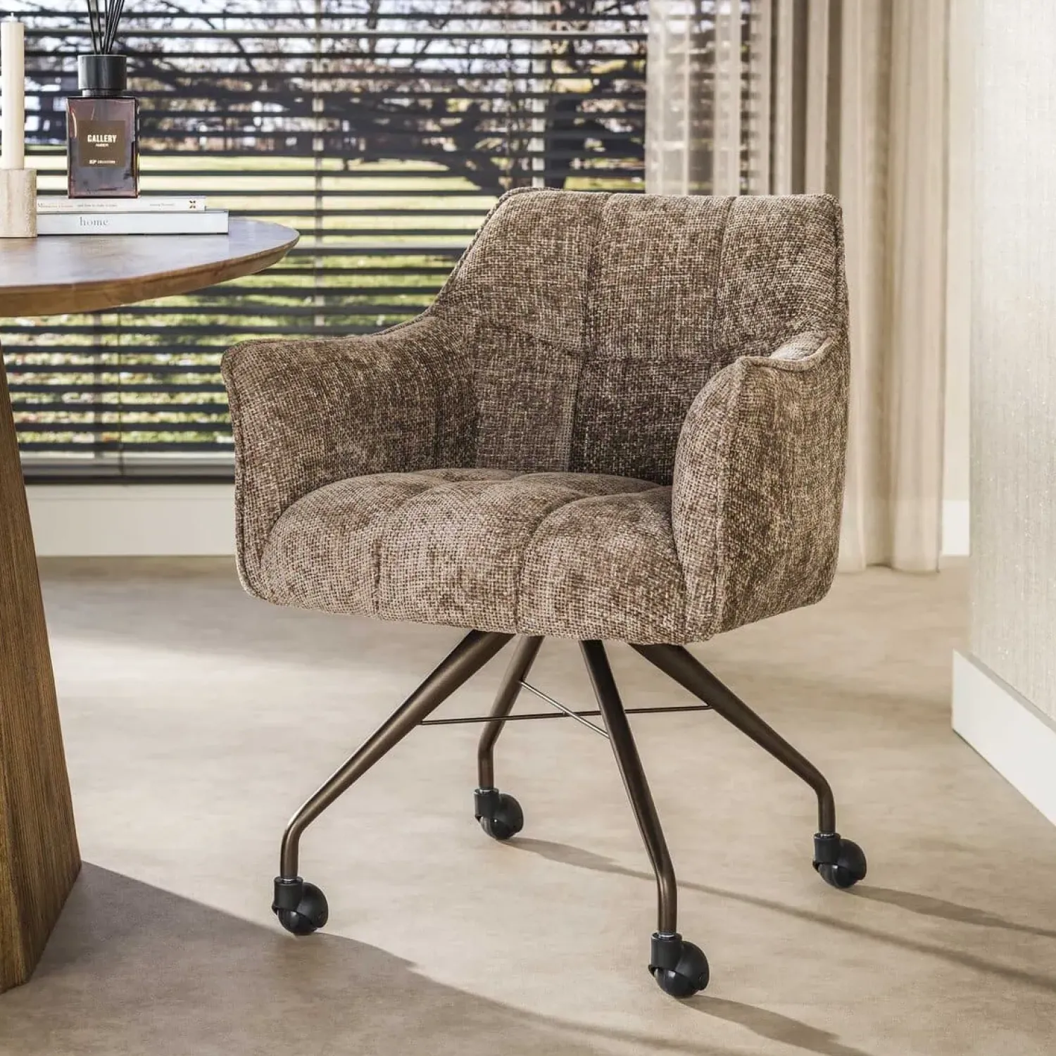 Kalfort Eetkamerstoelen|Kelly Eetkamerstoel met wieltjes Hoven champagne met bruin bronzen poot