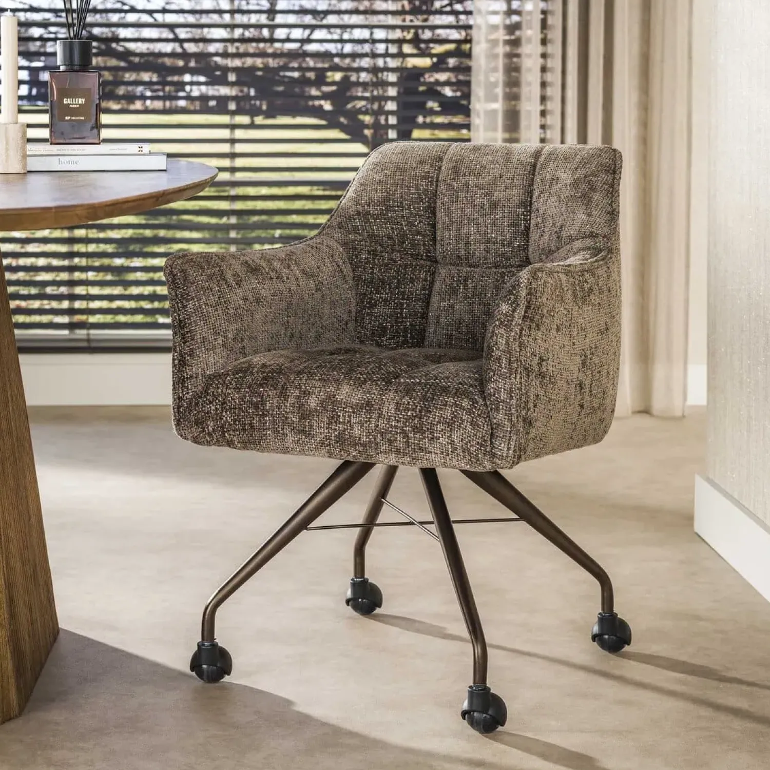 Kalfort Eetkamerstoelen|Kelly Eetkamerstoel met wieltjes Hoven taupe met bruin bronzen poot