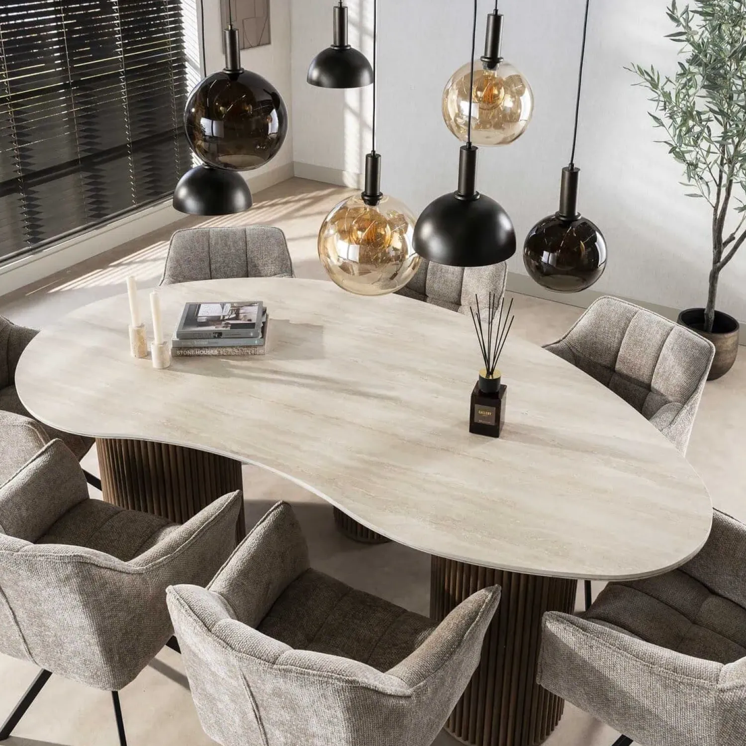 Kalfort Eettafels|Strato Eettafel niervormig Travertine 215cm