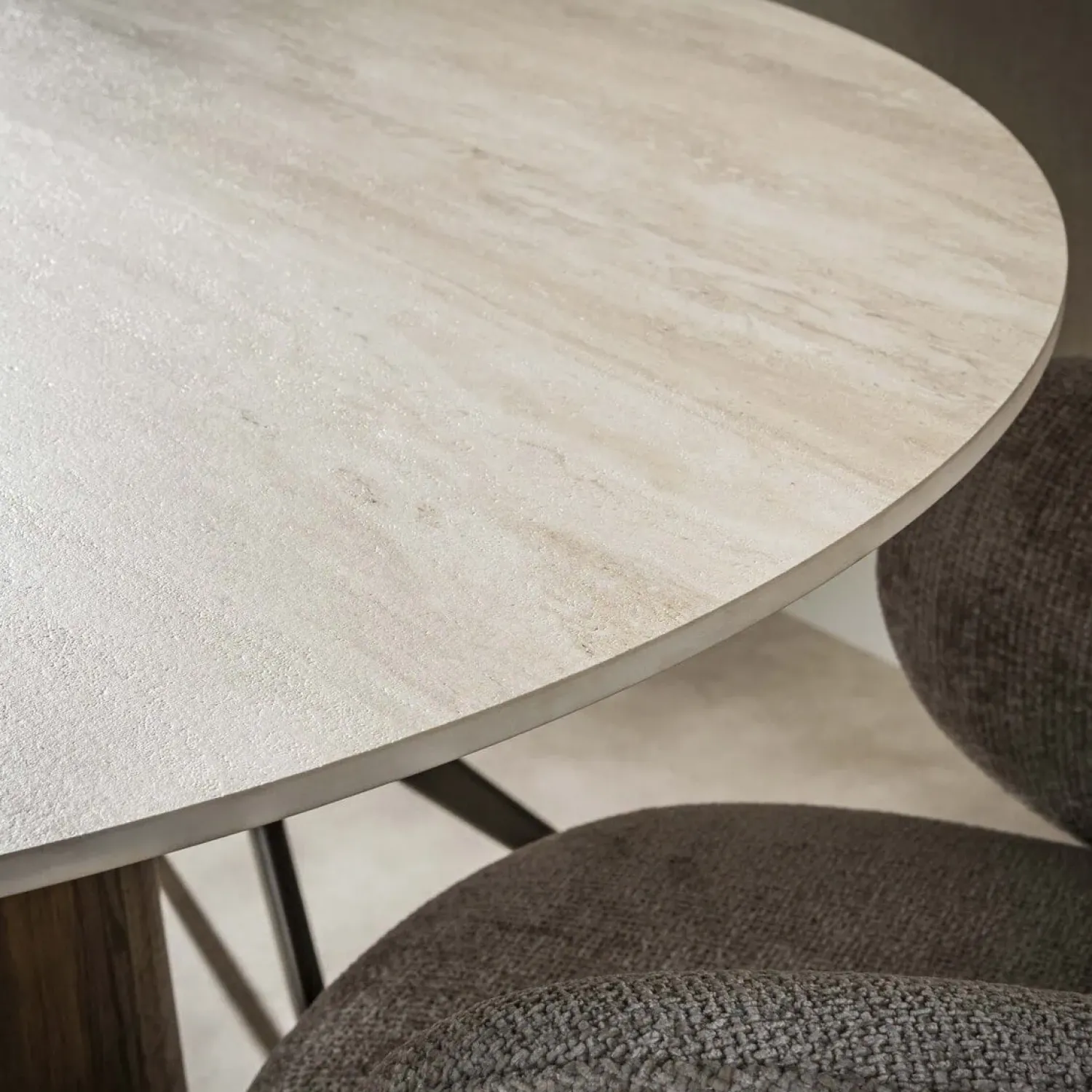 Kalfort Eettafels|Strato Eettafel Rond keramiek Travertin 120cm