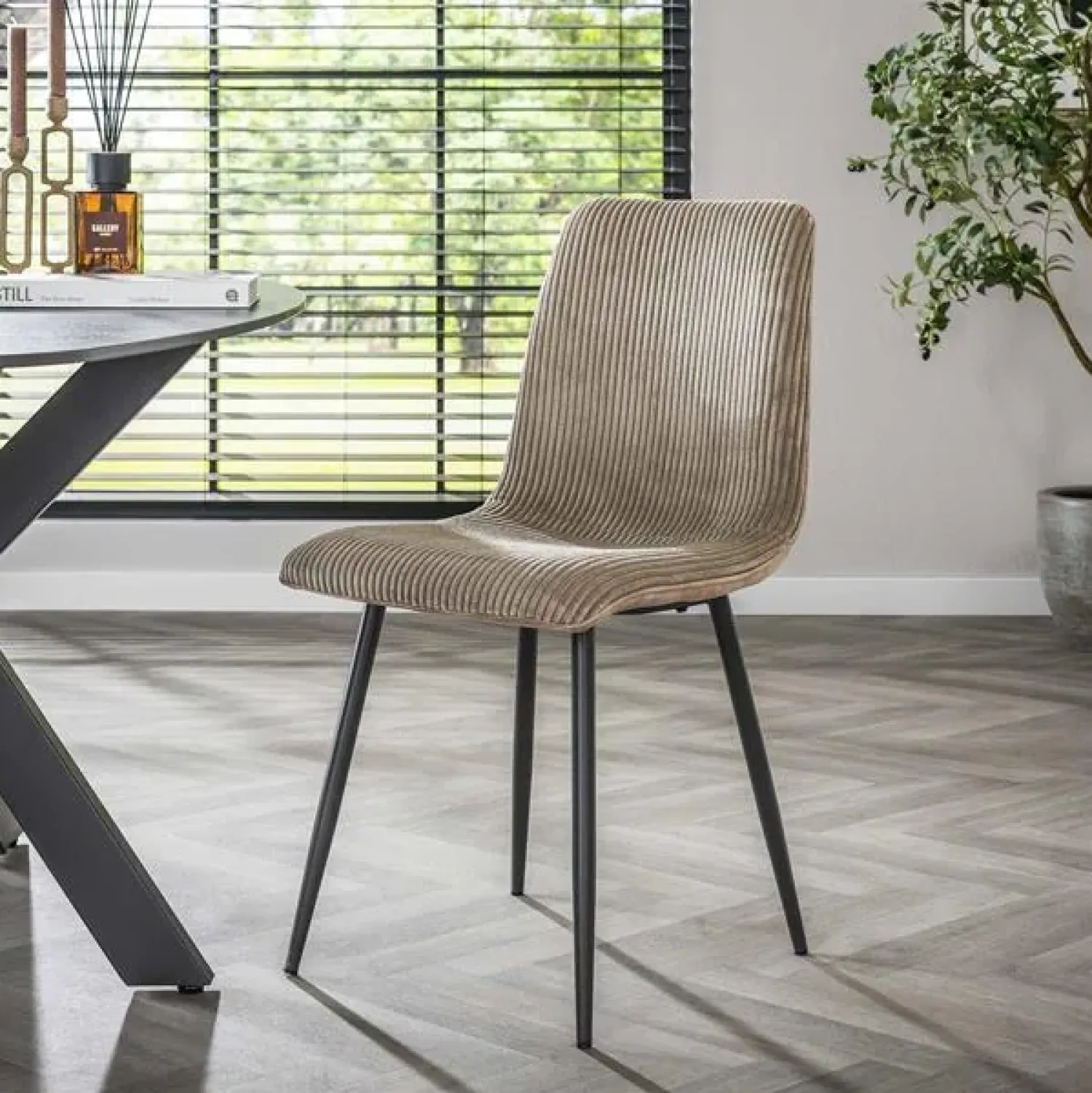 Kalfort Eetkamerstoelen|Swan Eetkamerstoel ribbelstof Zand