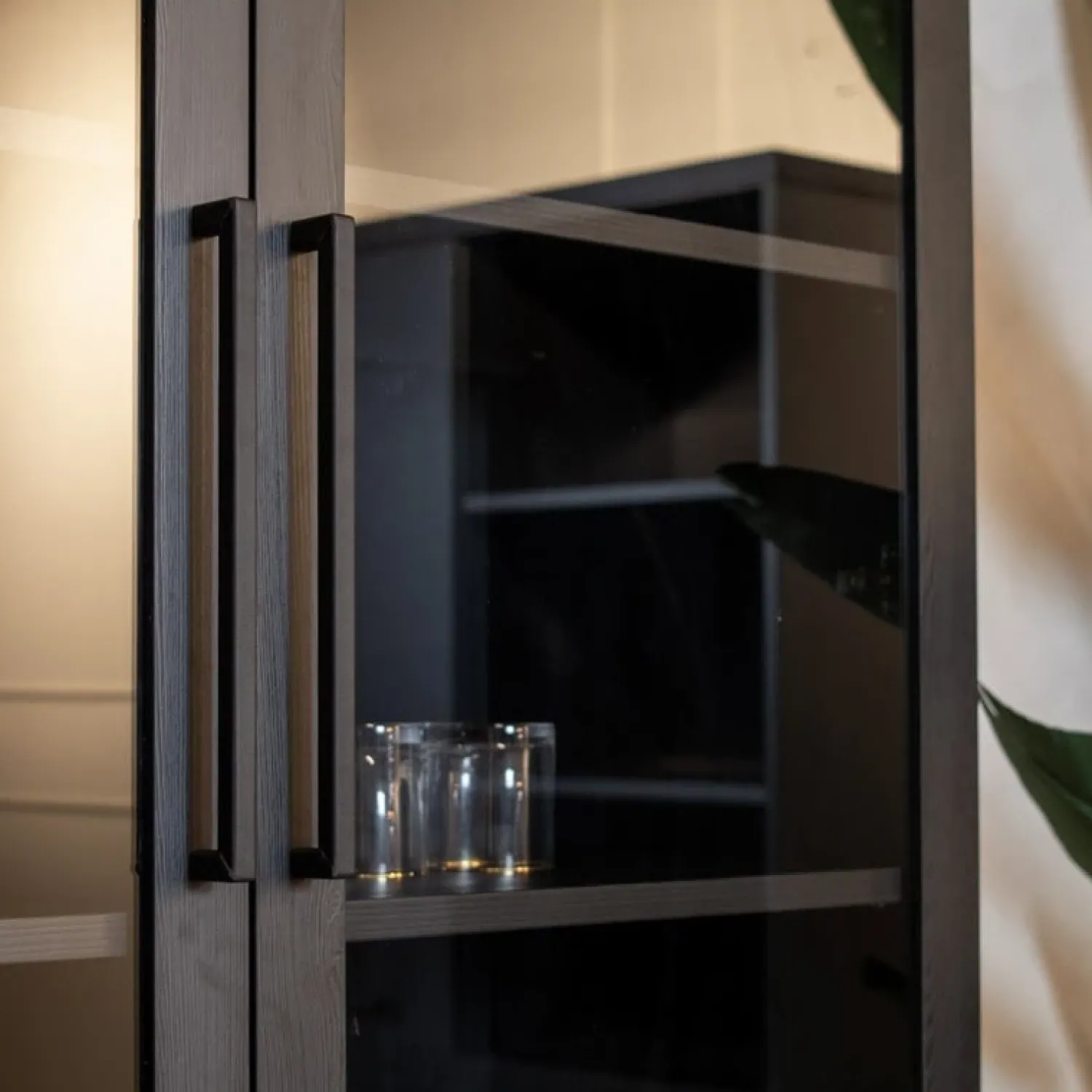 Maison Madera Vitrinekasten|Industriele Kasten|Valente Vitrinekast Zwart 120cm
