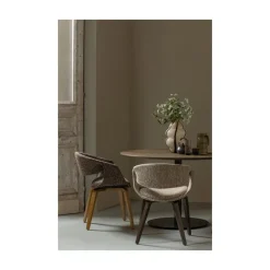 WOOOD Eetkamerstoelen|Yossi Eetkamerstoel zand met houten poot donkerbruin